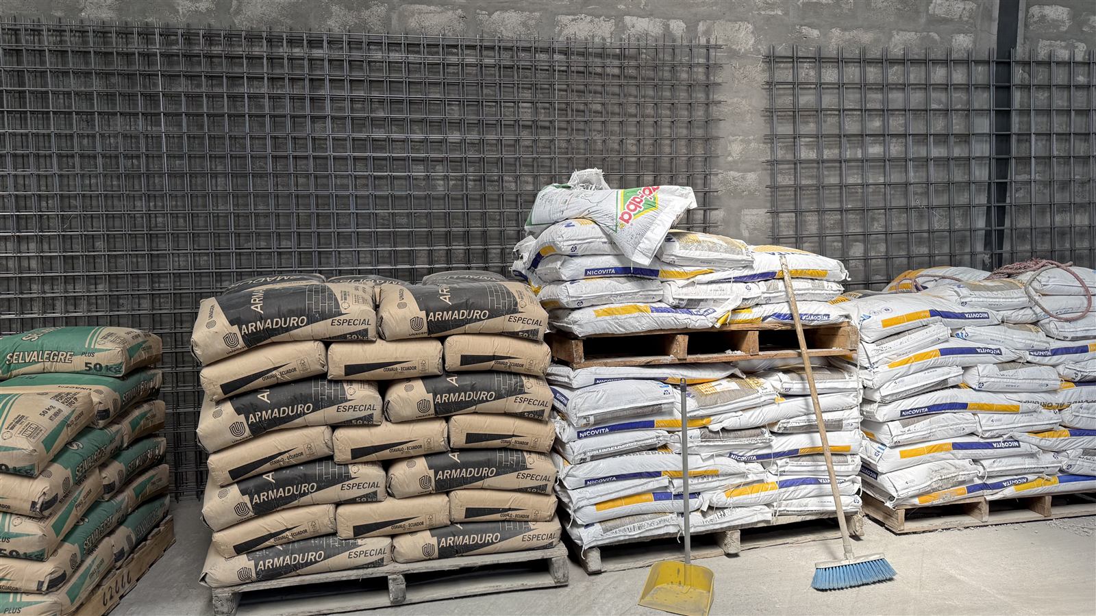 Cemento, perfilería y bodega