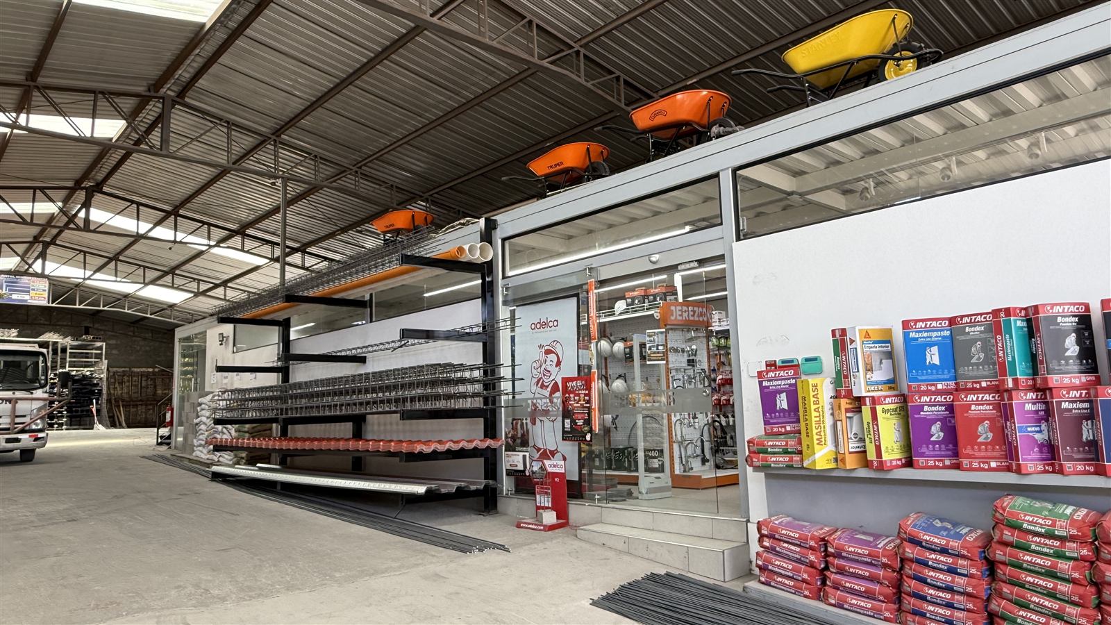Cemento, perfilería y bodega